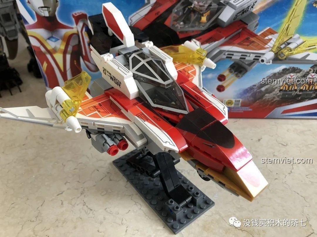 Mô hình Sembo 108593 GUYS Wing đặt trên chân đế trưng bày