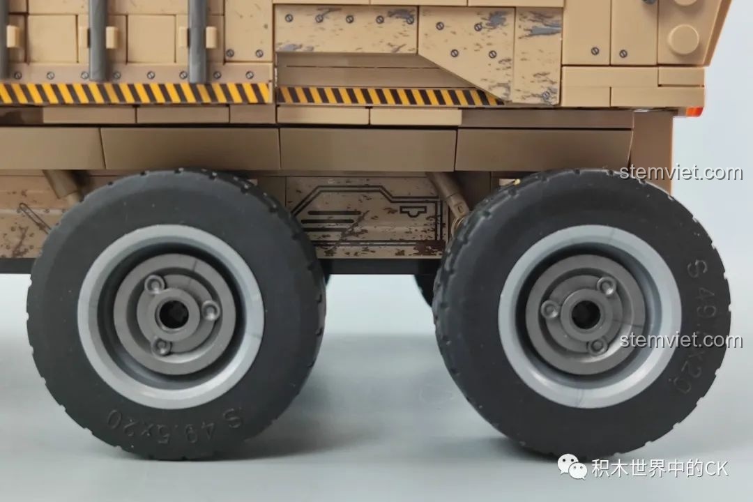 Cận cảnh hệ thống bánh đôi phía sau của Xe Vận Tải Linh Lung SEMBO 109001.