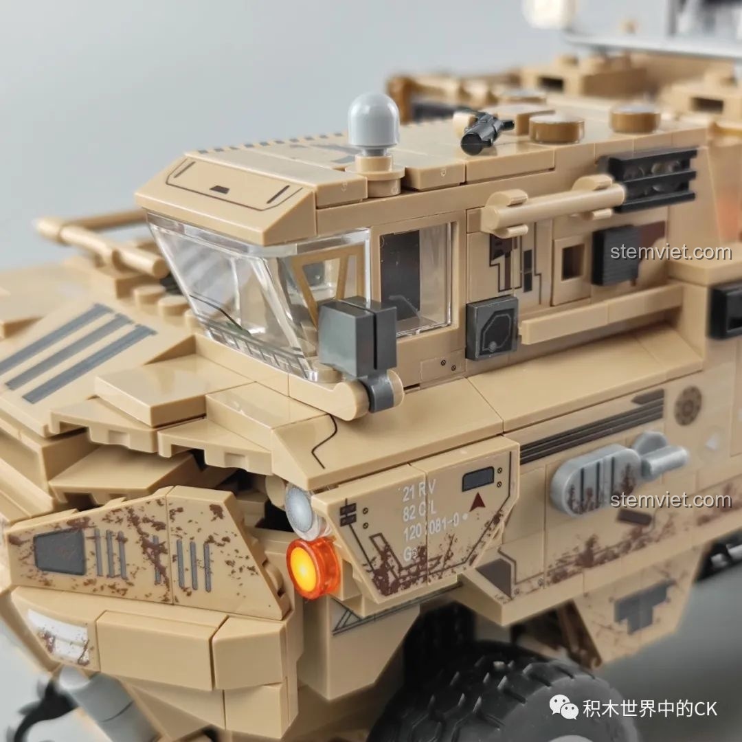 Cận cảnh cabin lái của Xe Vận Tải Linh Lung SEMBO 109001 với kính chắn gió và gương.