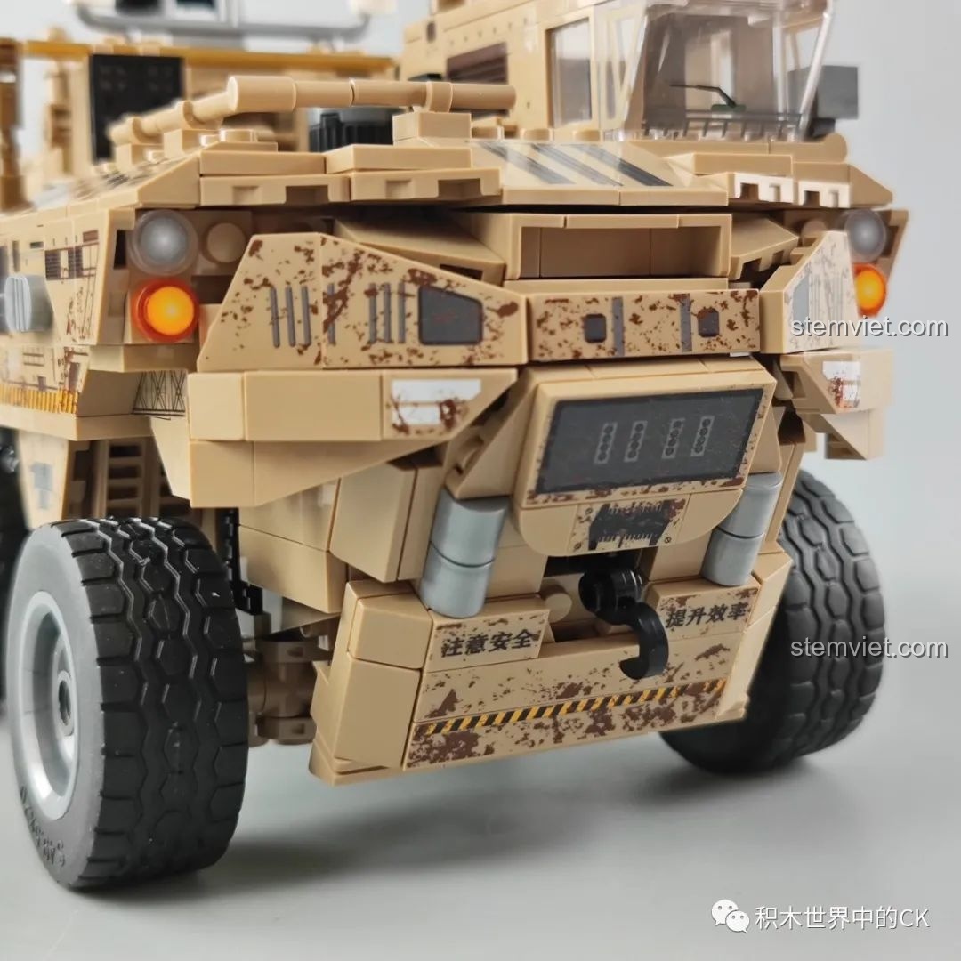 Cận cảnh chi tiết phần cản trước của Xe Vận Tải Linh Lung SEMBO 109001 với hiệu ứng gỉ sét.