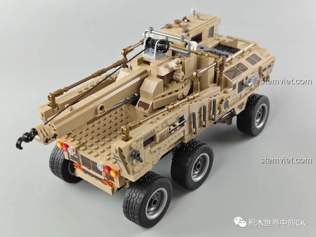 Góc nhìn từ trên cao của mô hình Xe Vận Tải Linh Lung SEMBO 109001, bao quát toàn bộ xe.