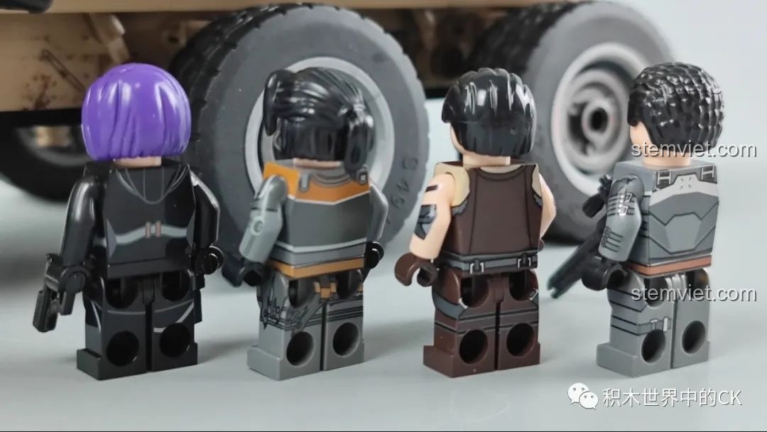 Chi tiết in ở mặt sau của bốn nhân vật minifigure trong bộ đồ chơi SEMBO 109001.