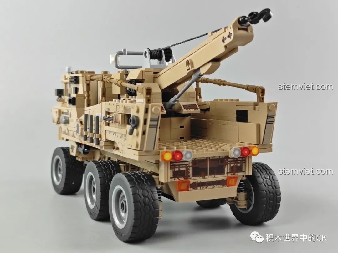 Góc nhìn 3/4 từ phía sau của mô hình Xe Vận Tải Linh Lung SEMBO 109001, thấy rõ phần đuôi xe.