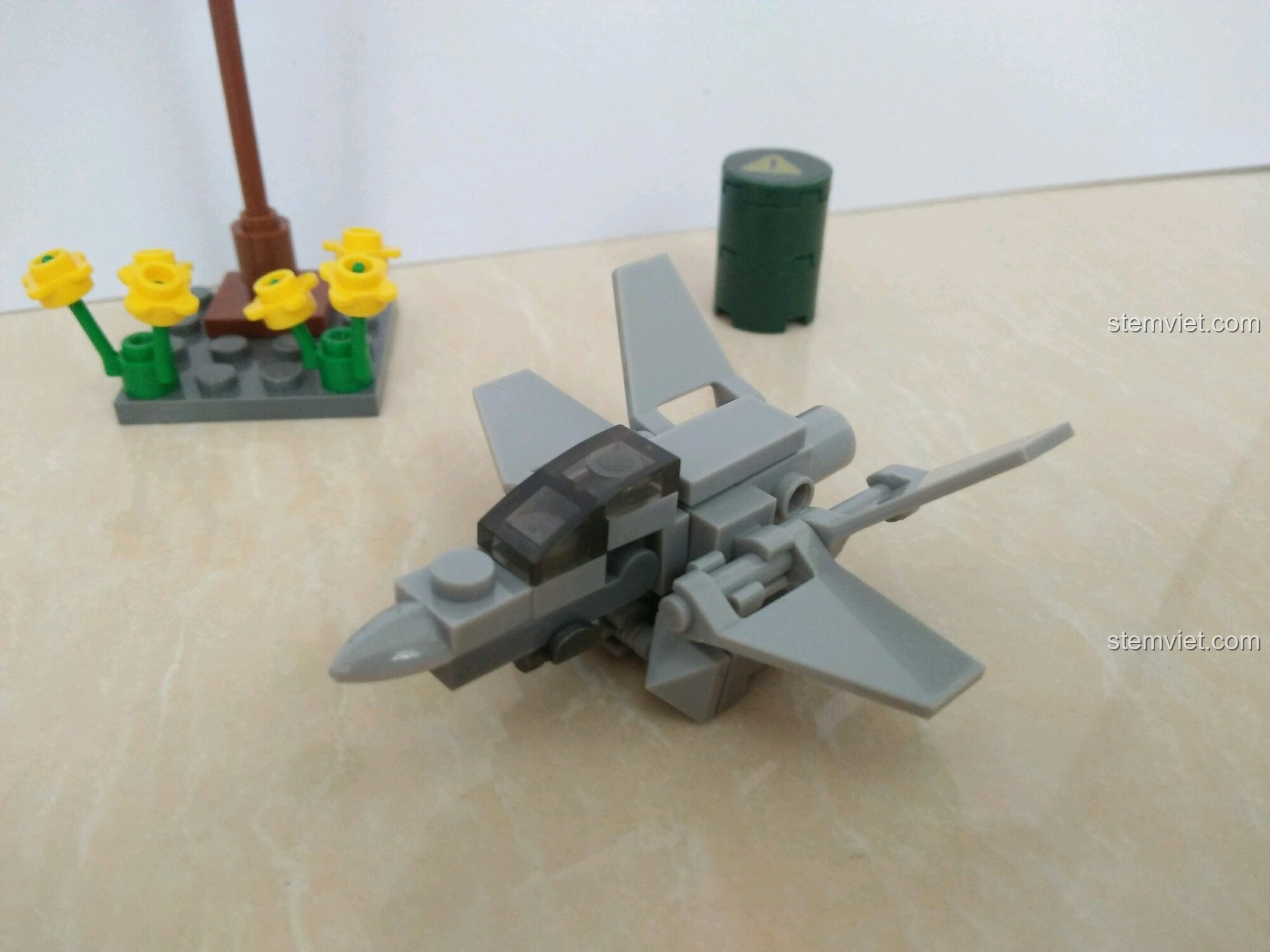 Cận cảnh mô hình máy bay chiến đấu mini trong bộ đồ chơi lắp ghép SEMBO 11517 sau khi hoàn thành, màu xám chi tiết.