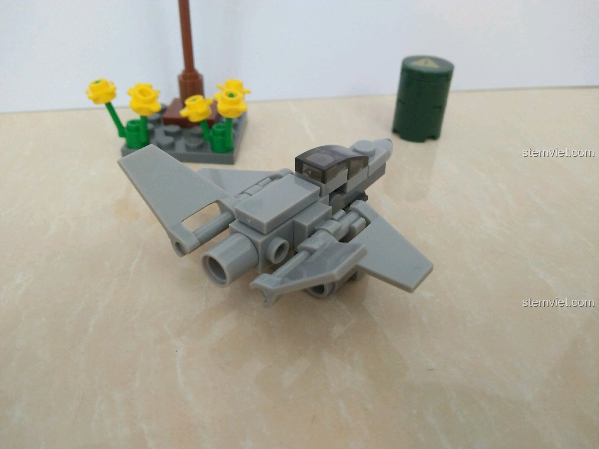 Góc nhìn từ phía sau của máy bay chiến đấu SEMBO 11517, làm nổi bật phần động cơ và cánh đuôi của mô hình.