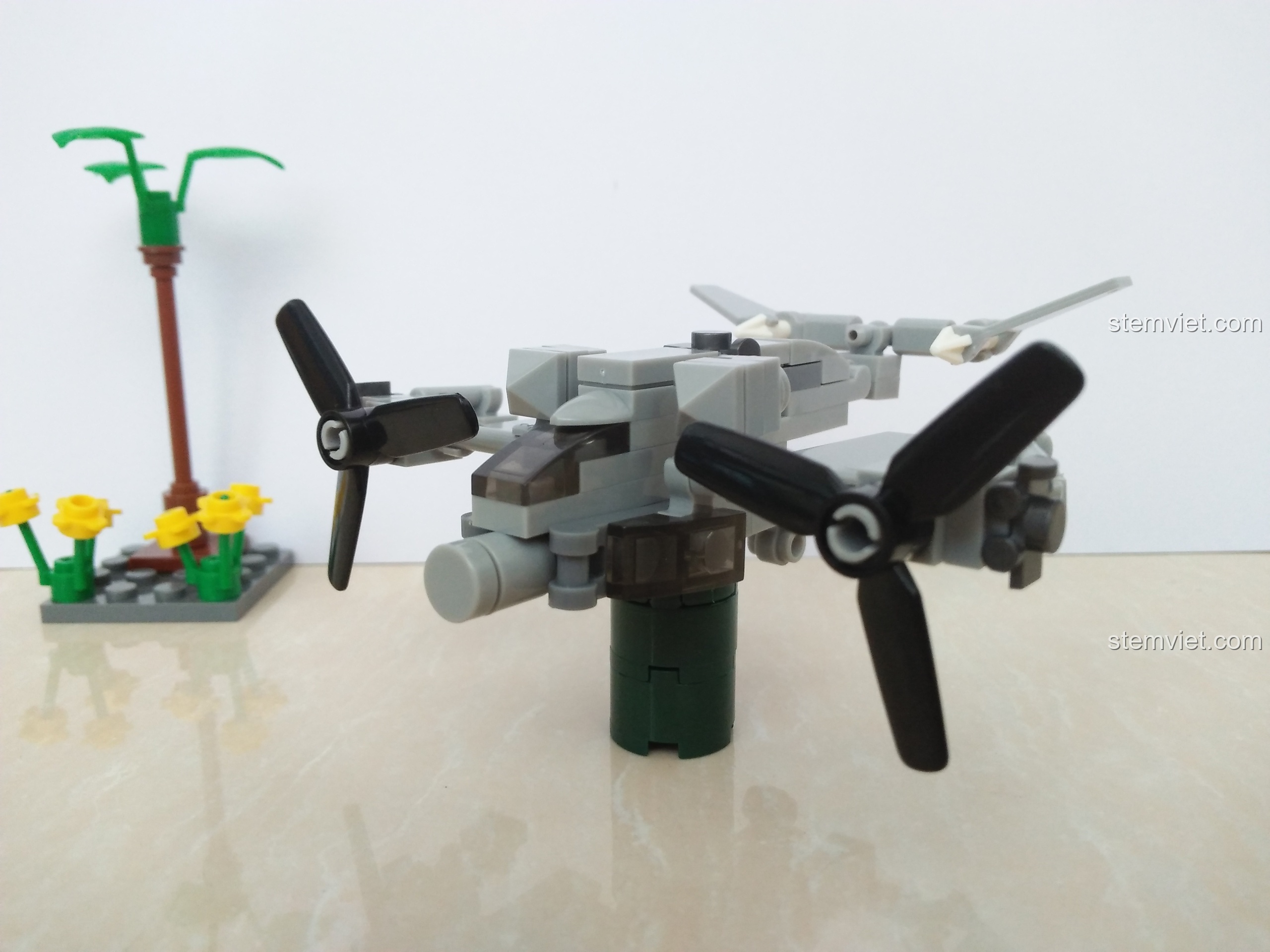 Mô hình máy bay hợp thể SEMBO 11517 nhìn từ góc chéo, khoe thiết kế độc đáo với hai cánh quạt lớn.