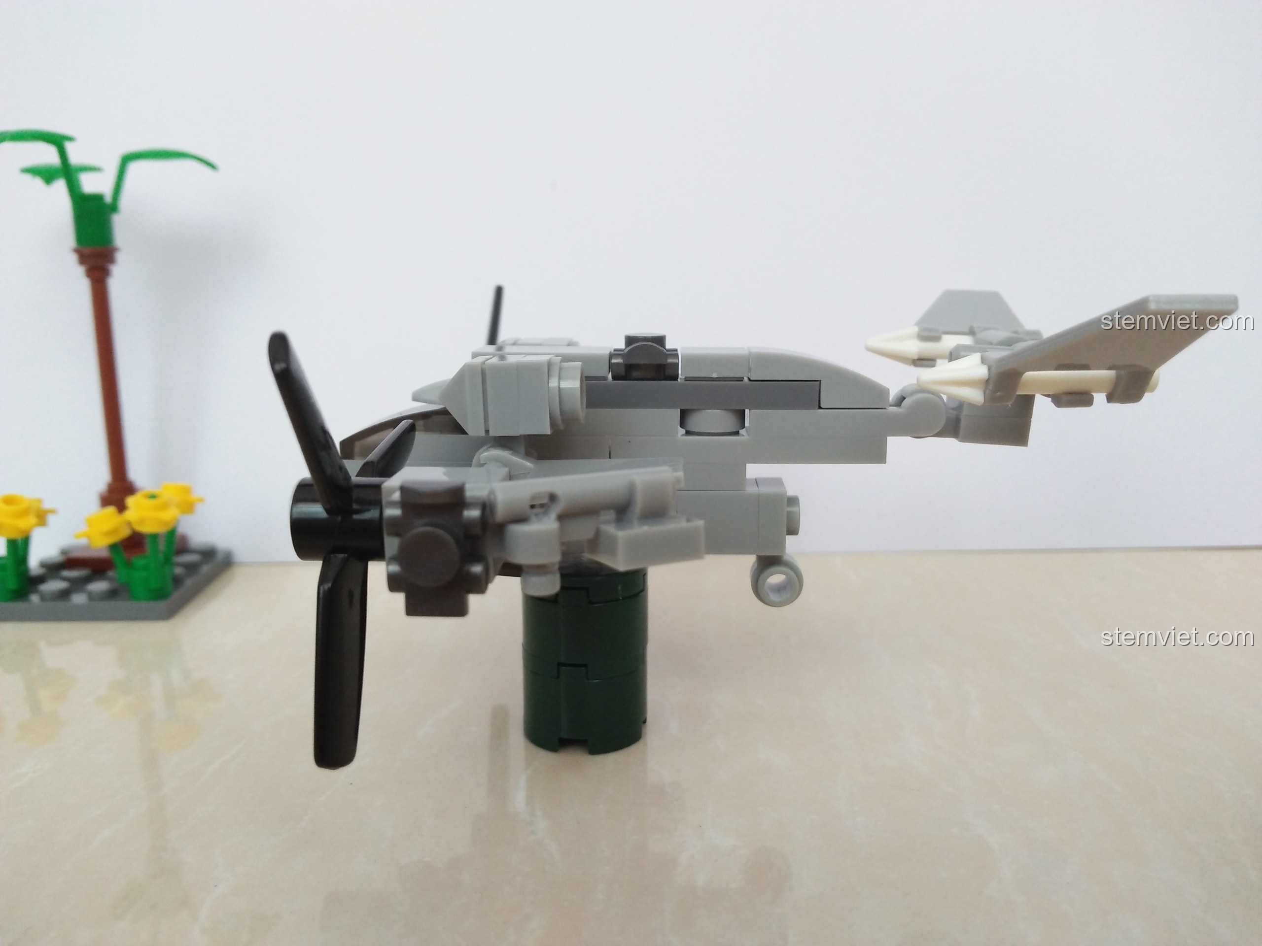 Góc nhìn ngang của máy bay hợp thể SEMBO 11517, thể hiện sự kết hợp giữa các bộ phận của 3 mô hình nhỏ.