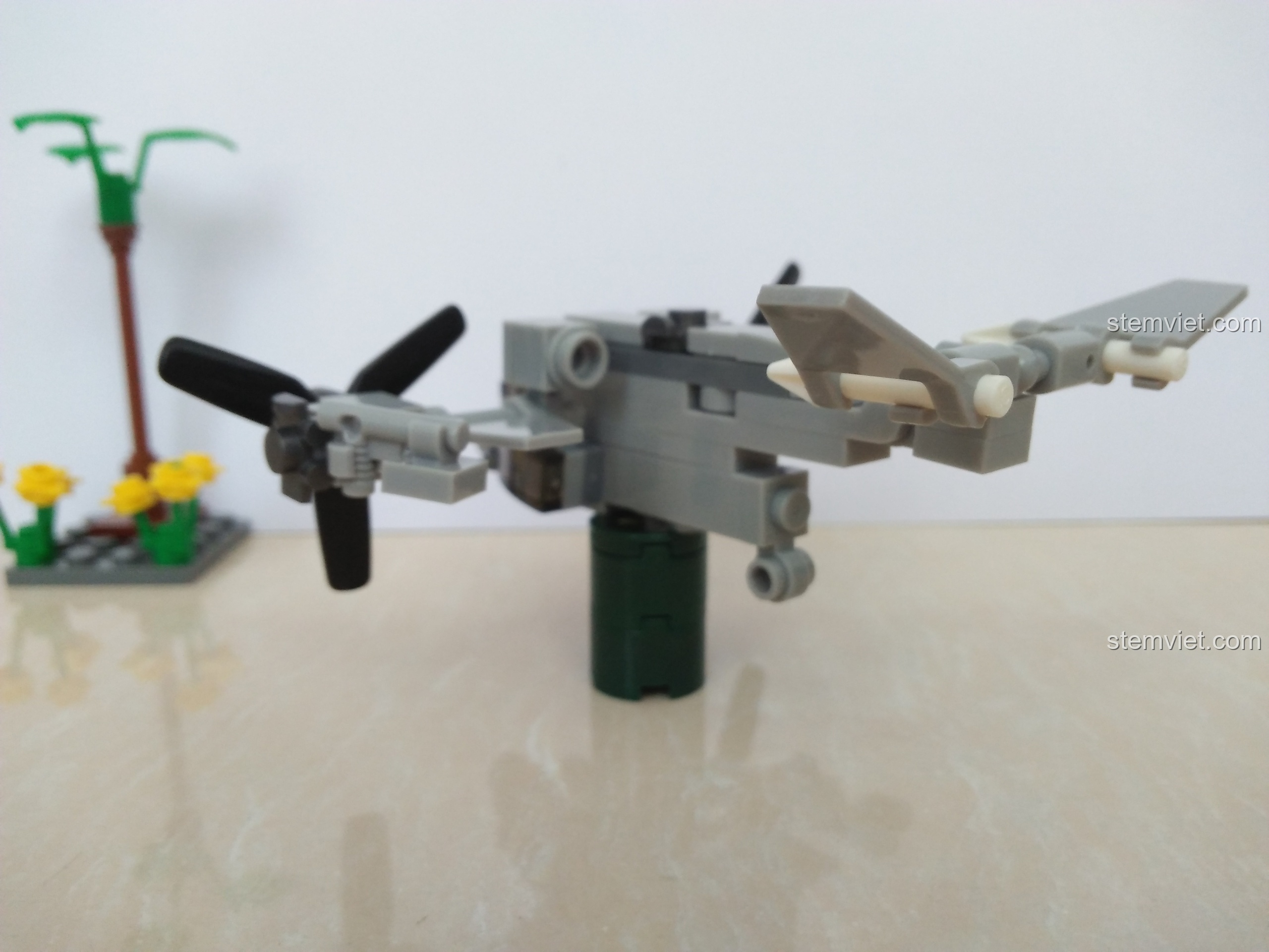 Góc nhìn từ bên hông khác của máy bay hợp thể SEMBO 11517, tập trung vào phần cánh quạt và đuôi.