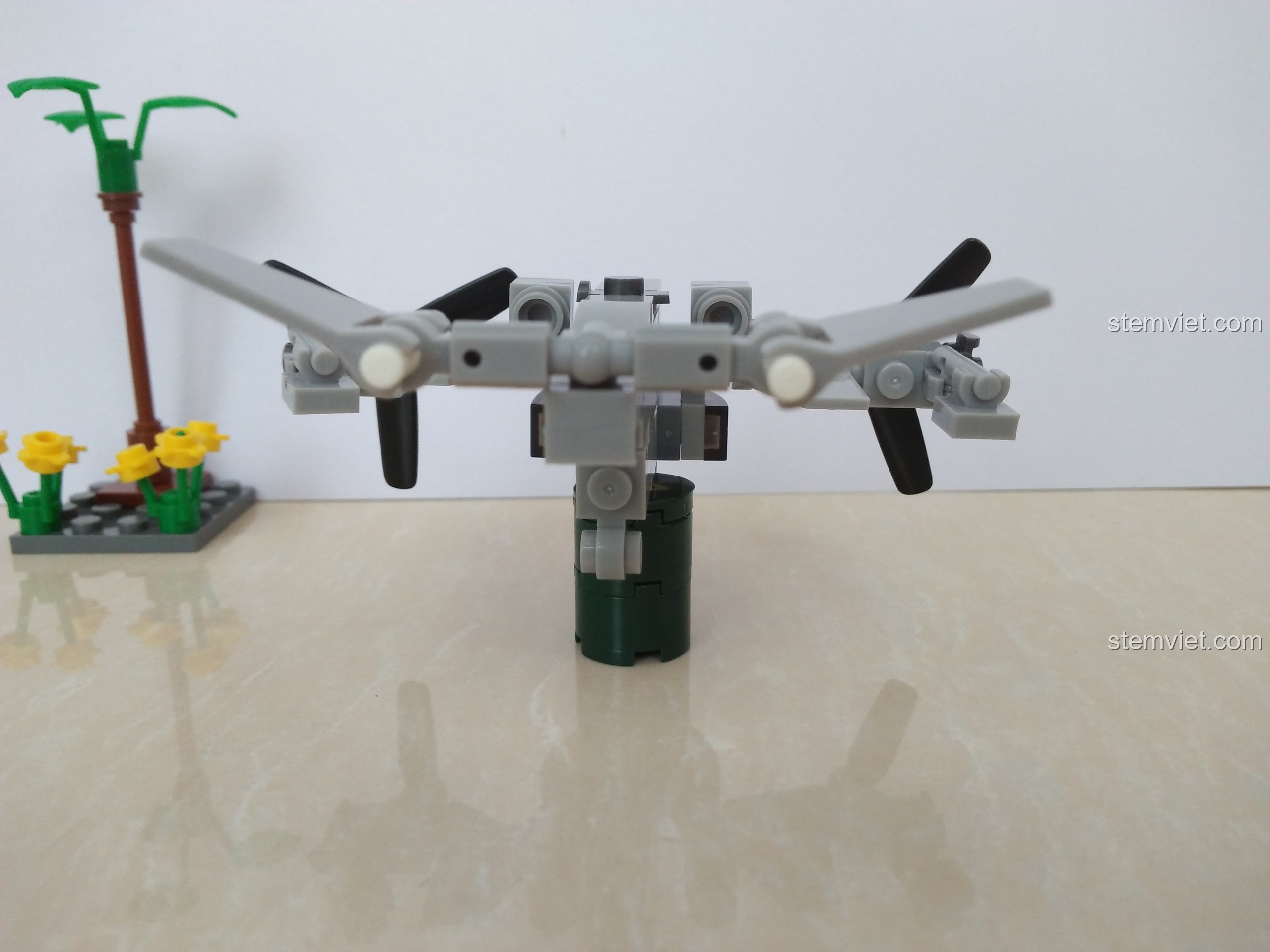 Ảnh chụp từ phía sau của máy bay hợp thể SEMBO 11517, làm nổi bật phần cánh đuôi kép độc đáo.