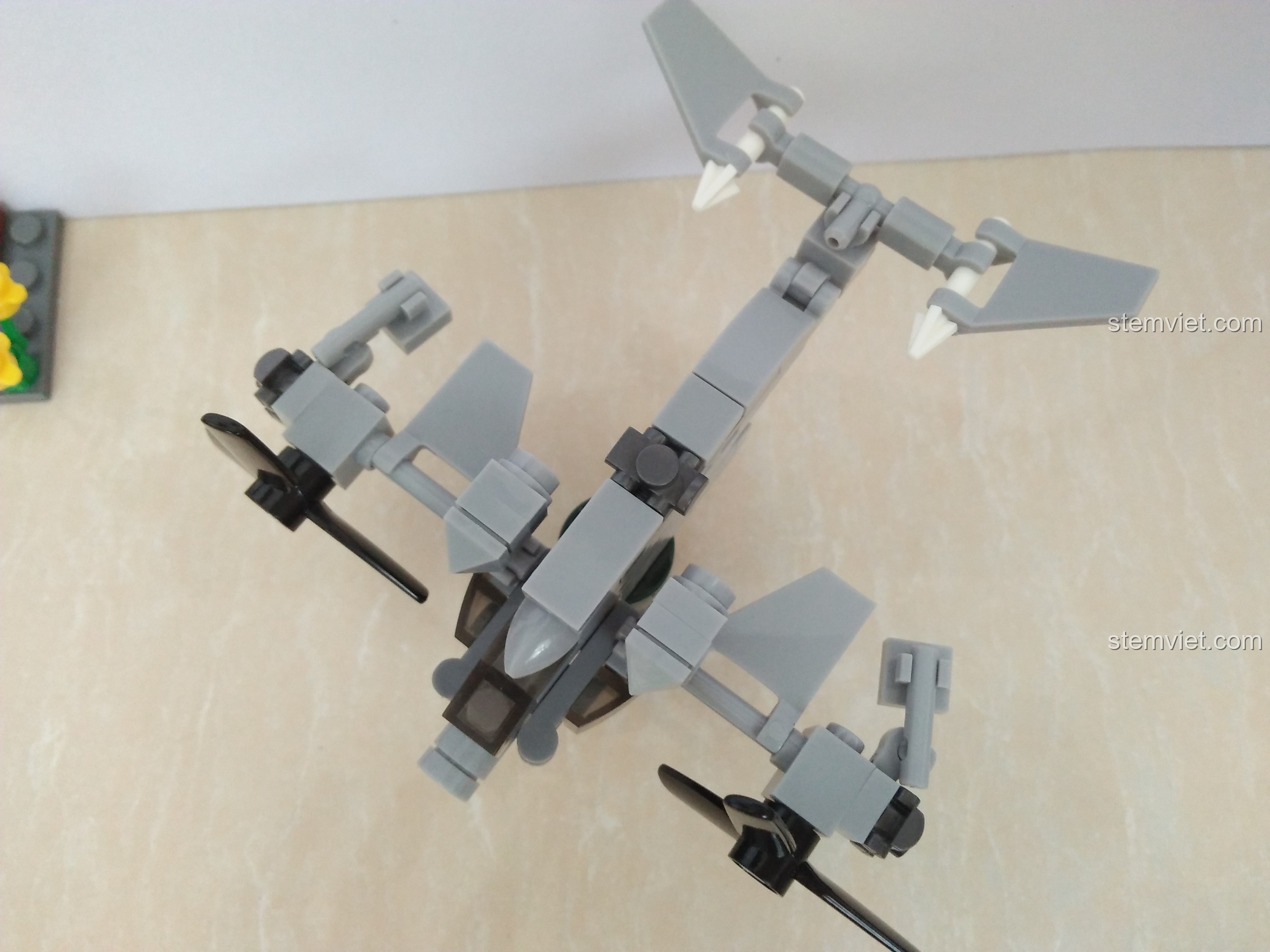 Ảnh chụp từ trên cao của máy bay hợp thể SEMBO 11517, cho thấy toàn bộ hình dáng và sự đối xứng.