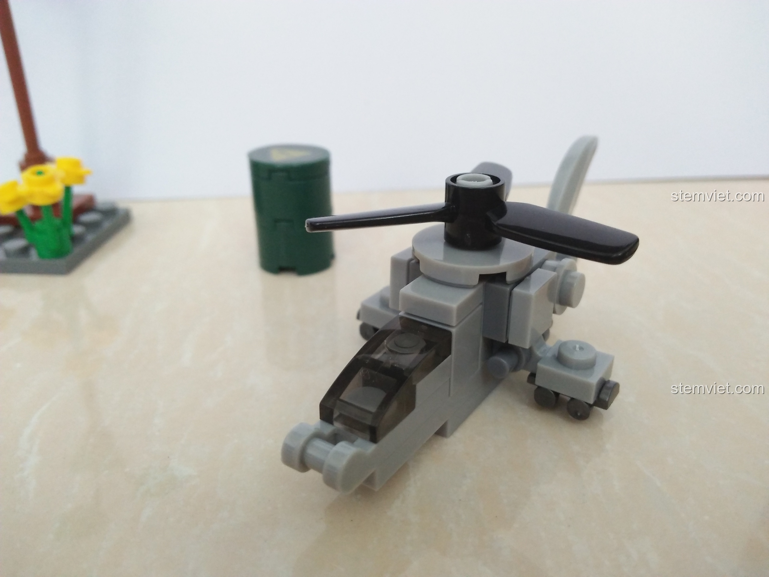 Mô hình trực thăng pháo từ bộ lắp ráp SEMBO 11517, nổi bật với hai khẩu pháo và bánh xe trượt patin.