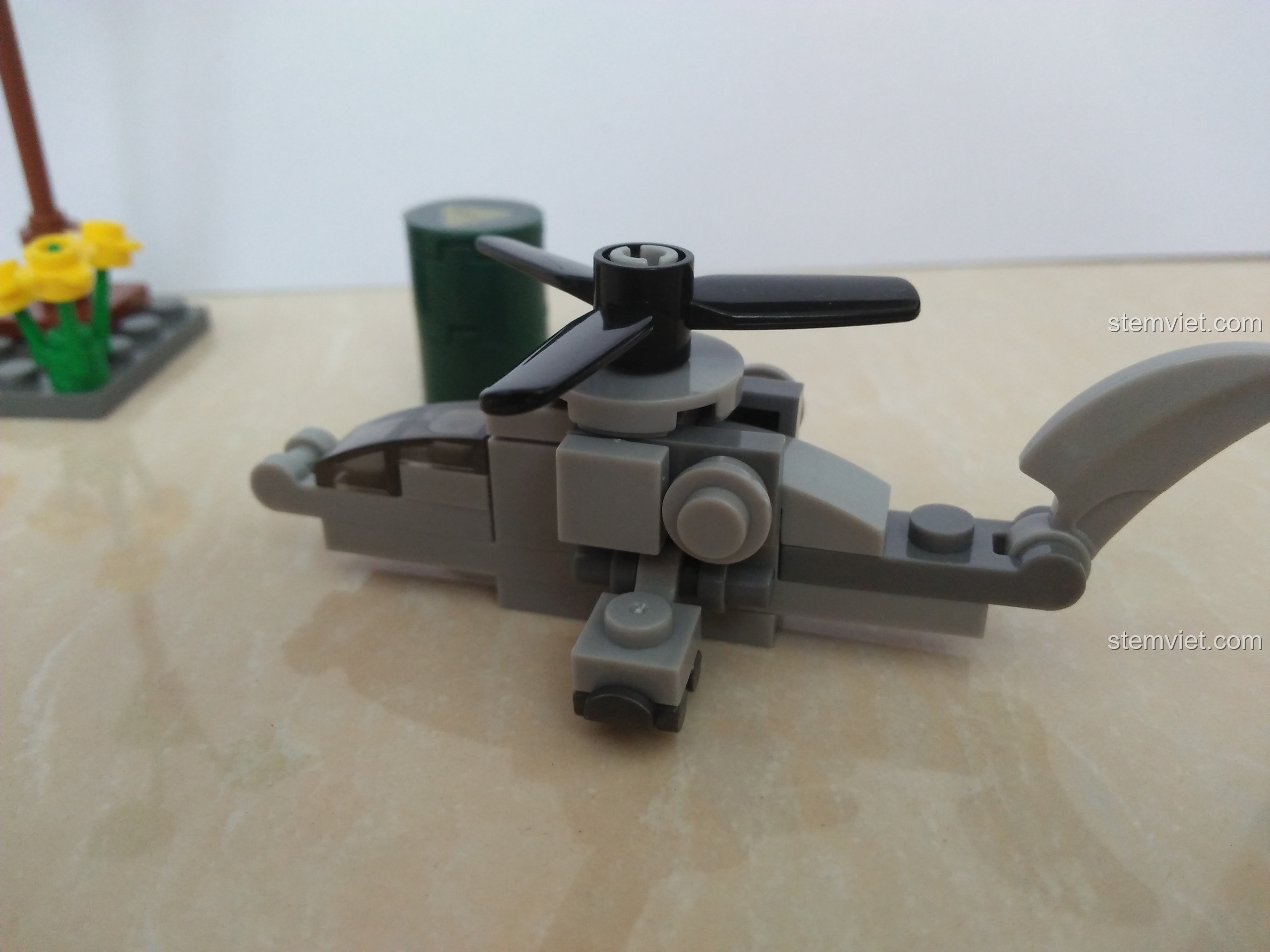 Góc nhìn từ bên hông của trực thăng pháo SEMBO 11517, làm nổi bật chi tiết bánh xe trượt patin độc đáo.