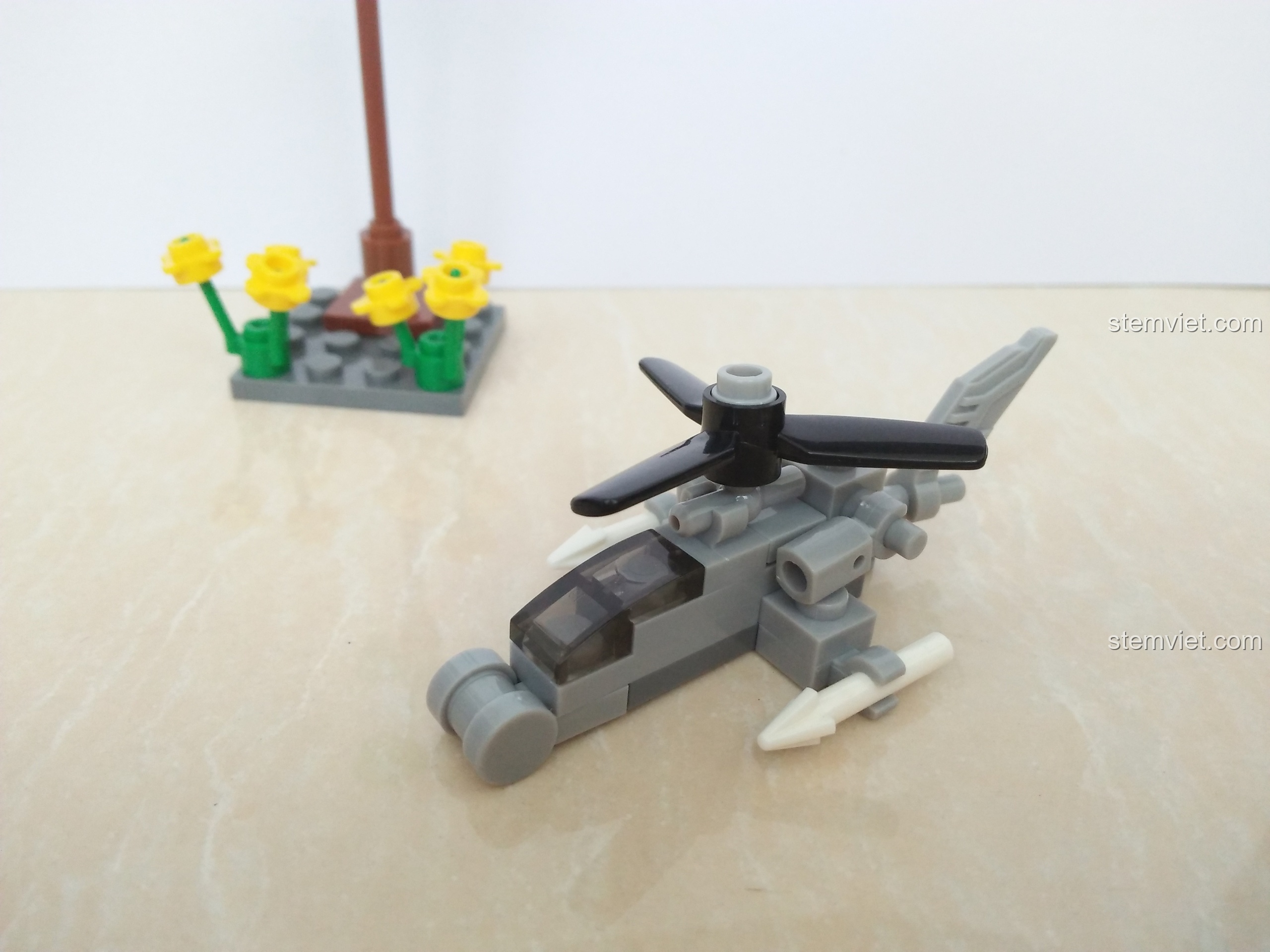 Mô hình trực thăng tên lửa từ bộ lắp ghép SEMBO 11517, với thiết kế nhỏ gọn và vũ khí hai bên hông.