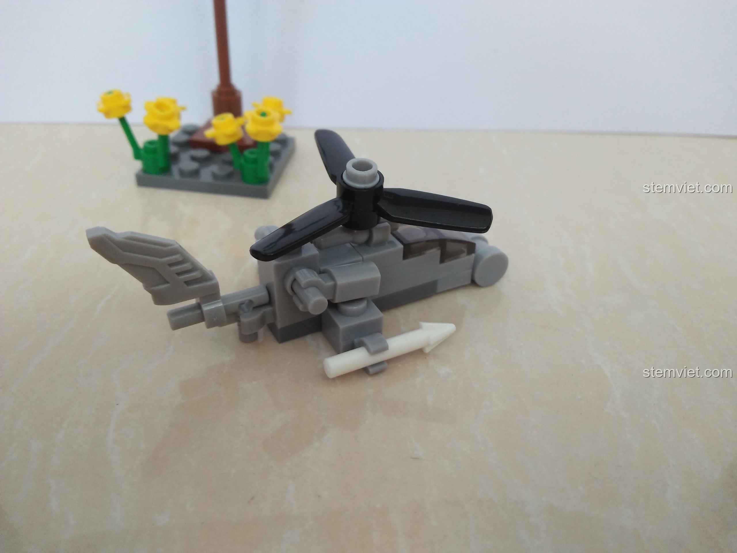 Góc nhìn từ phía sau của trực thăng tên lửa SEMBO 11517, khoe chi tiết cánh đuôi và thân máy bay.