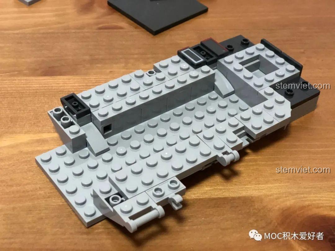 Boong mũi của bộ lắp ghép Tàu khu trục tên lửa Type 052D - Hạ Môn SEMBO 202072 có độ nghiêng nhờ khớp nối và mảnh nghiêng, rất thực tế.