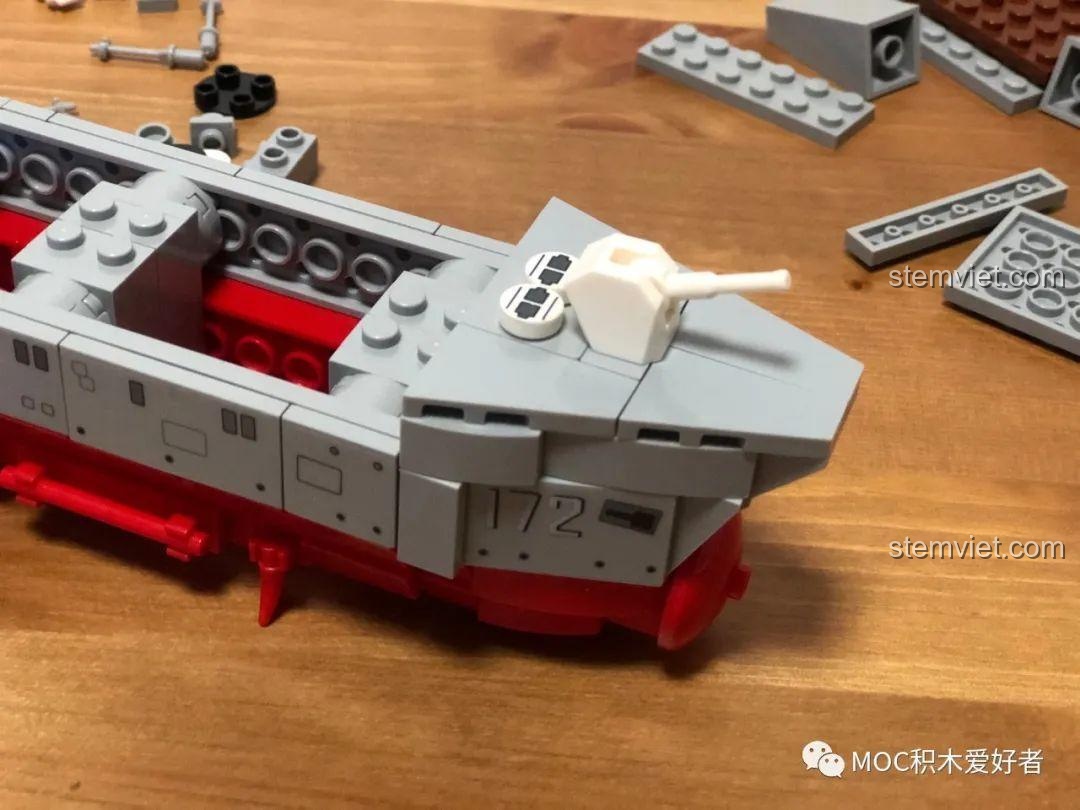 Pháo chính trên boong của bộ lắp ghép Tàu khu trục tên lửa Type 052D - Hạ Môn SEMBO 202072, được đúc riêng và giống nguyên mẫu.