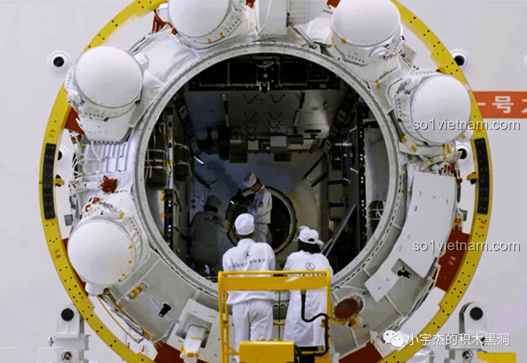 Ảnh thực tế khoang lõi Thiên Hòa của Trạm Vũ trụ Thiên Cung, hiển thị cửa xuất nhập khoang và các phi hành gia.