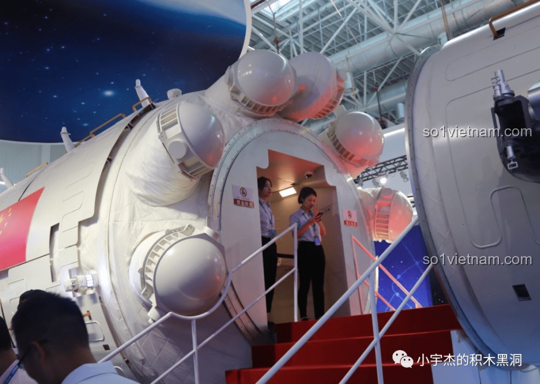 Ảnh thực tế khoang lõi Thiên Hòa của Trạm Vũ trụ Thiên Cung, hiển thị các chi tiết bên ngoài và cửa ra vào.