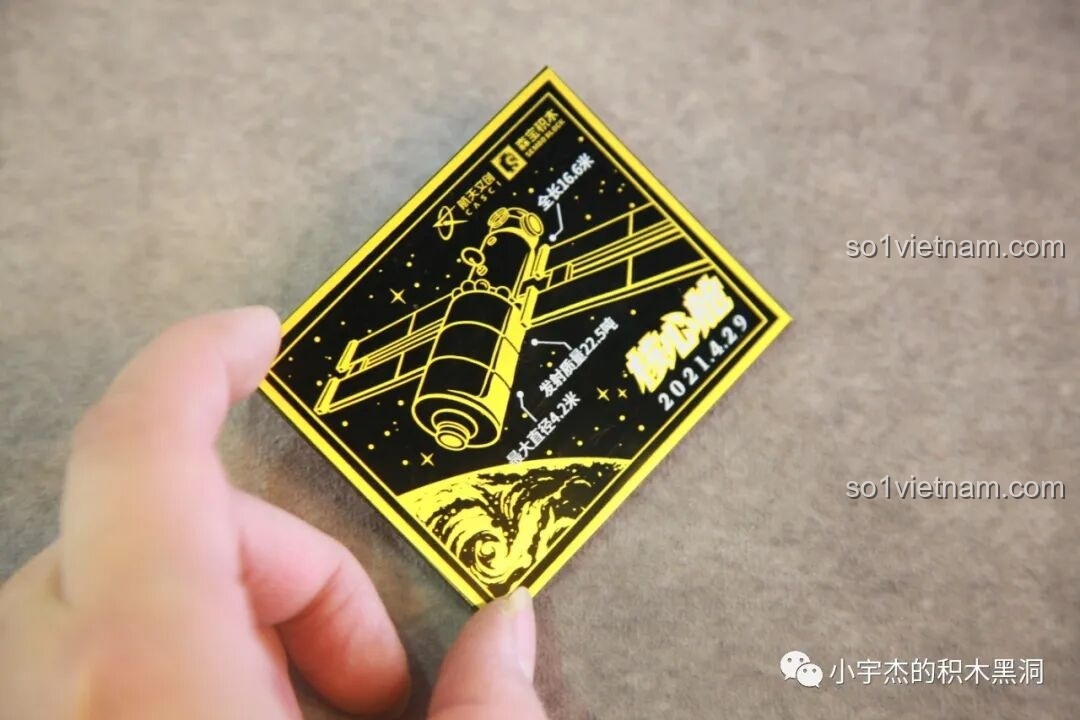 Tấm bảng tên của bộ lắp ráp SEMBO 203337 Mô hình Trạm Vũ trụ Thiên Cung được cầm trên tay, cho thấy kích thước và chi tiết in ấn.