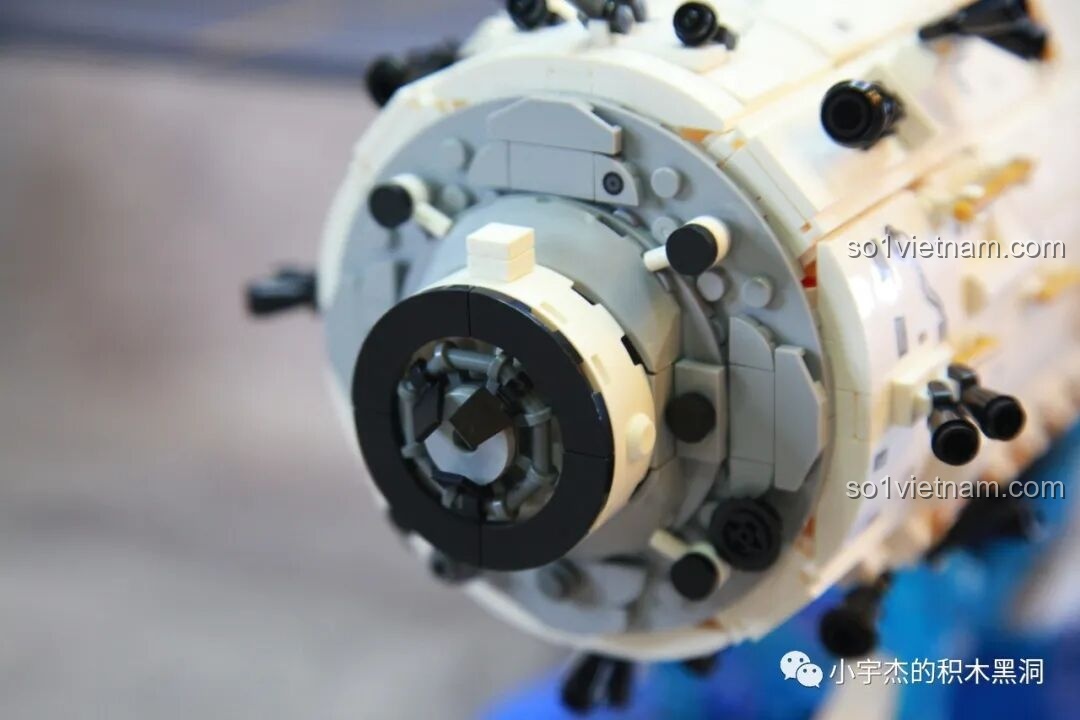 Chi tiết cổng kết nối trên khoang lớn của Trạm Vũ trụ Thiên Cung, hiển thị các chi tiết nhỏ và đường nét của bộ SEMBO 203337.