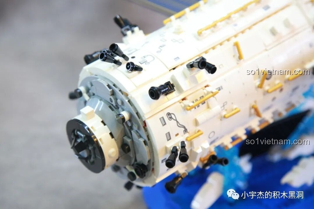 Chi tiết phần đầu của khoang lớn Trạm Vũ trụ Thiên Cung, hiển thị các cổng kết nối và cảm biến của bộ SEMBO 203337.