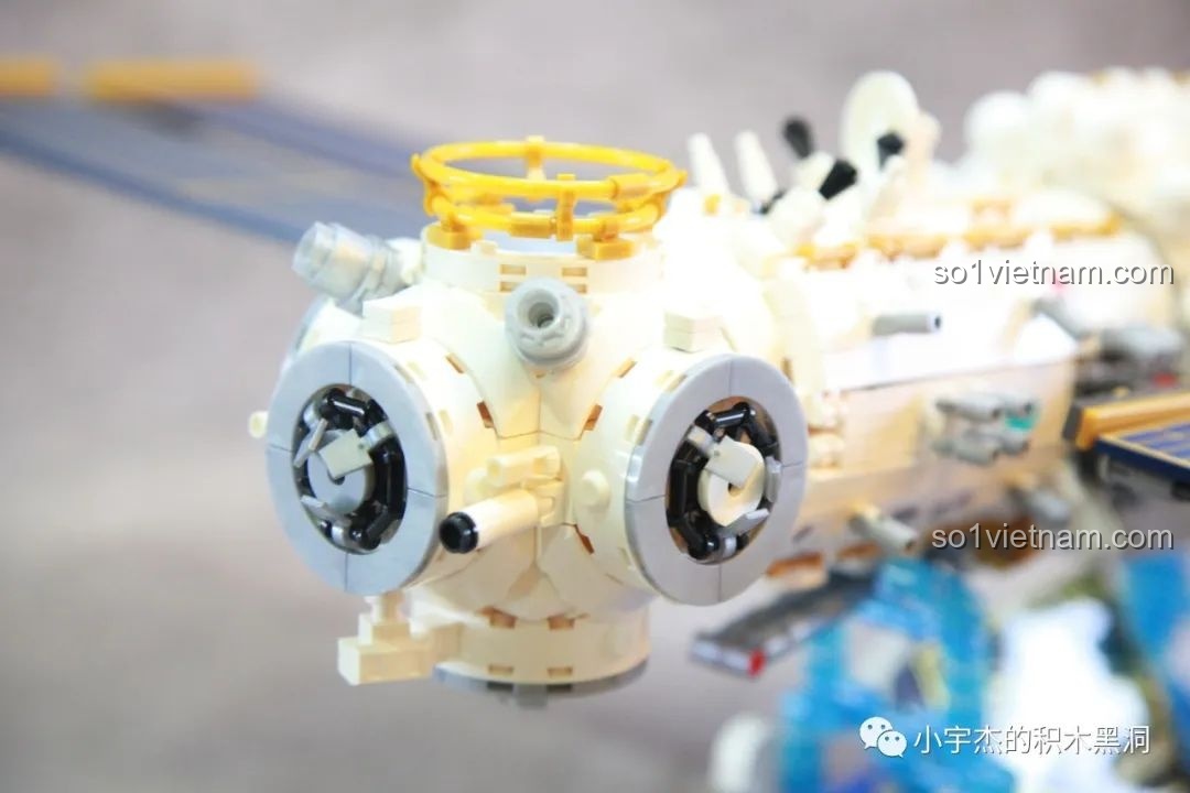 Chi tiết khoang nút của Trạm Vũ trụ Thiên Cung, hiển thị các cổng kết nối và các chi tiết bề mặt của bộ SEMBO 203337.