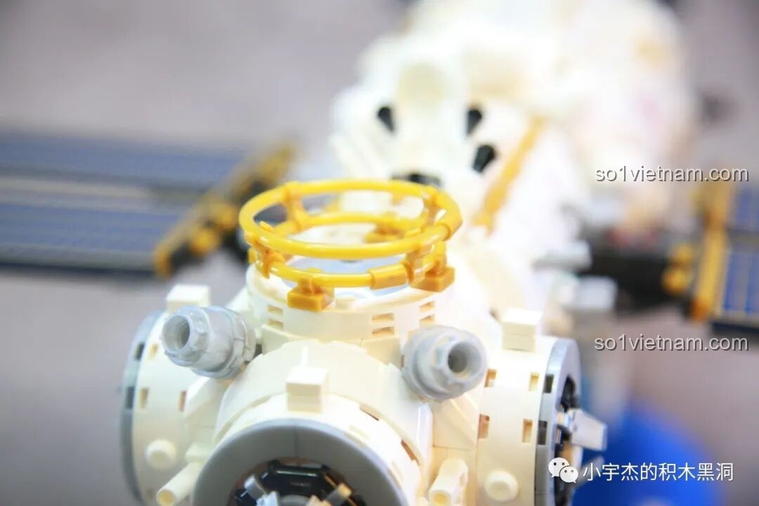 Chi tiết khoang nút của Trạm Vũ trụ Thiên Cung, hiển thị các cổng kết nối và các chi tiết bề mặt của bộ SEMBO 203337.