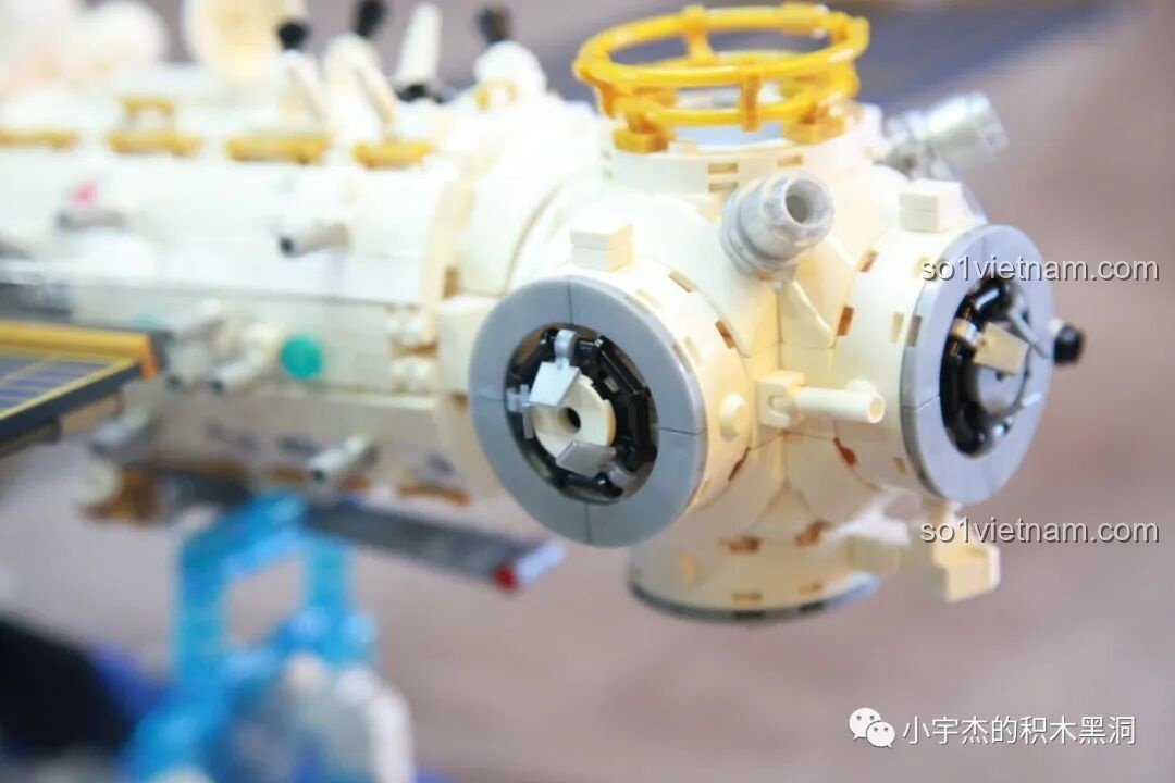 Chi tiết khoang nút của Trạm Vũ trụ Thiên Cung, hiển thị các cổng kết nối và các chi tiết bề mặt của bộ SEMBO 203337.