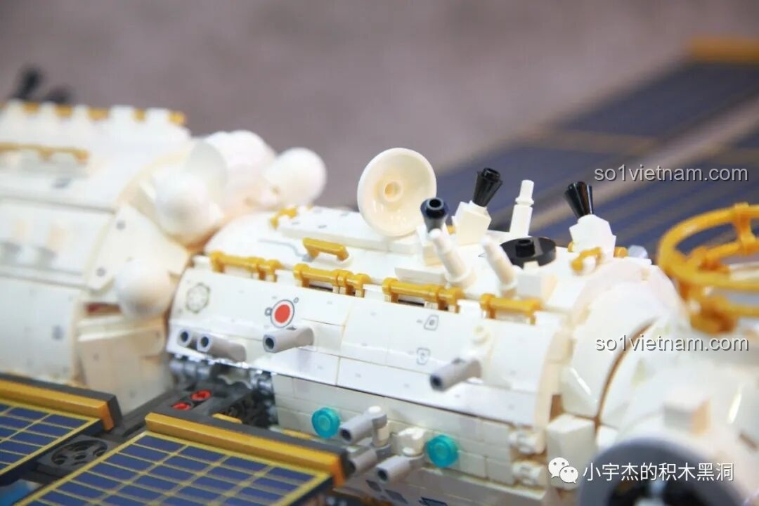 Chi tiết khoang nút của Trạm Vũ trụ Thiên Cung, hiển thị các cổng kết nối và các chi tiết bề mặt của bộ SEMBO 203337.