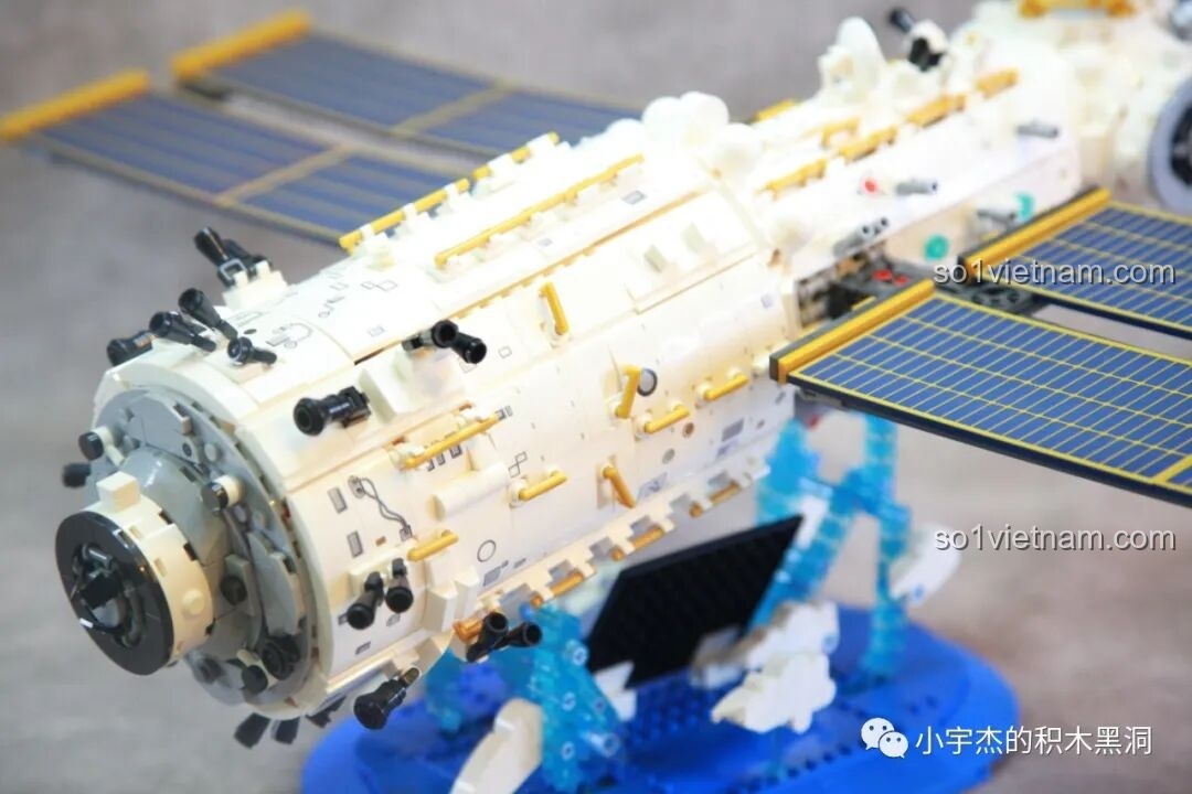 Chi tiết thân khoang lớn của Trạm Vũ trụ Thiên Cung, hiển thị các thanh tay vịn và các chi tiết bề mặt của bộ SEMBO 203337.