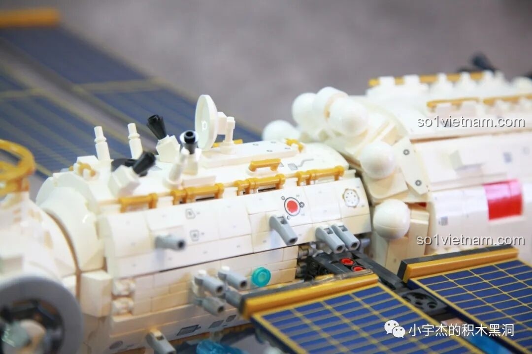 Chi tiết thân khoang nút của Trạm Vũ trụ Thiên Cung, hiển thị các thanh tay vịn và các chi tiết bề mặt của bộ SEMBO 203337.