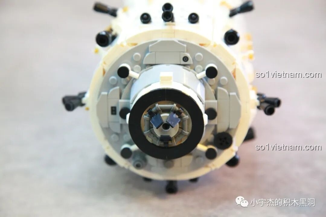 Phần đầu của khoang lớn Trạm Vũ trụ Thiên Cung với các chi tiết kết nối và cảm biến của bộ SEMBO 203337.