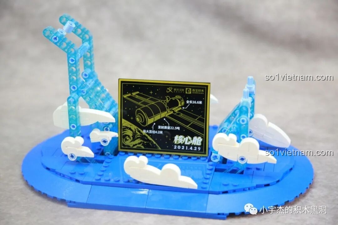 Đế trưng bày của bộ lắp ráp SEMBO 203337 Mô hình Trạm Vũ trụ Thiên Cung với các mảnh ghép màu xanh dương trong suốt mô phỏng mây và bầu khí quyển.