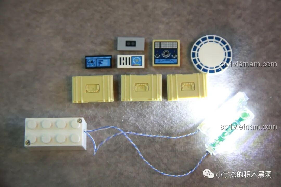 Gạch phát sáng (light brick) của bộ lắp ráp SEMBO 203337 Mô hình Trạm Vũ trụ Thiên Cung được bật đèn, tạo hiệu ứng ánh sáng.