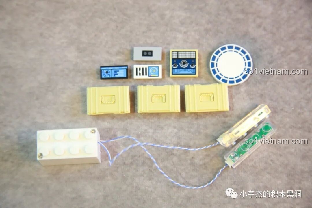 Gạch phát sáng (light brick) và các chi tiết in ấn mô phỏng bảng điều khiển của bộ lắp ráp SEMBO 203337 Mô hình Trạm Vũ trụ Thiên Cung.