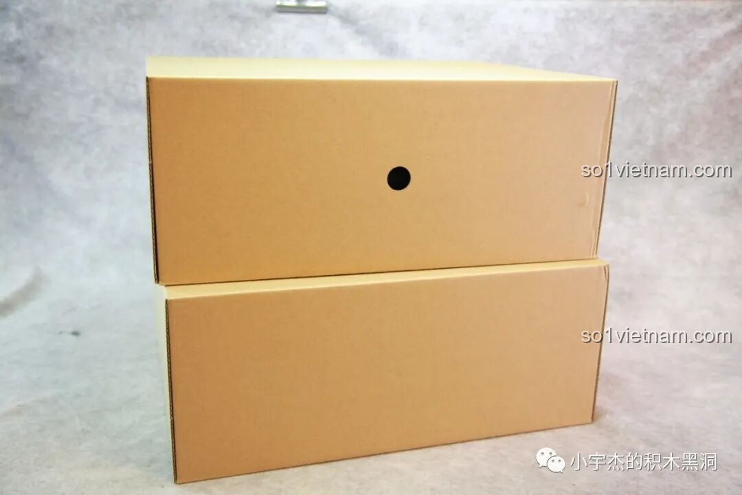 Hai hộp giấy đơn giản bên trong hộp lớn của bộ lắp ráp SEMBO 203337 Mô hình Trạm Vũ trụ Thiên Cung, chứa các túi linh kiện.