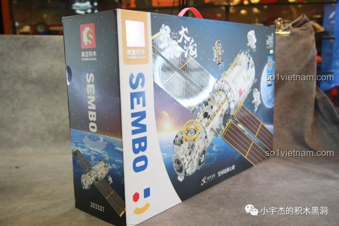 Góc nhìn nghiêng của hộp bộ lắp ráp SEMBO 203337 Mô hình Trạm Vũ trụ Thiên Cung, thể hiện kích thước lớn của sản phẩm.