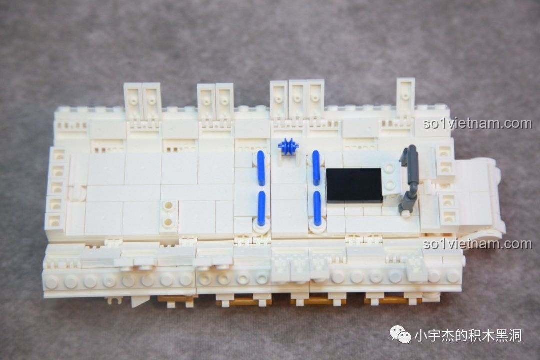 Phần vỏ ngoài của khoang lõi Thiên Hòa đang được lắp ráp, hiển thị các chi tiết nhỏ và thanh tay vịn của bộ SEMBO 203337.