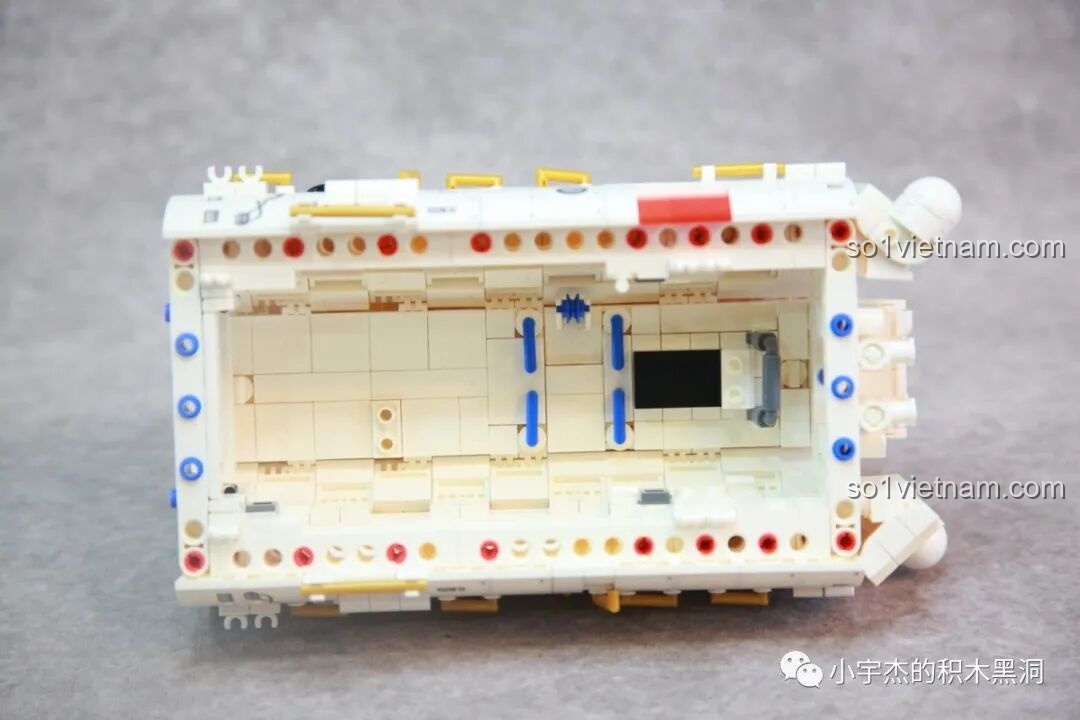 Cấu trúc bên trong của khoang lõi Thiên Hòa đang được lắp ráp, hiển thị các chi tiết nội thất của bộ SEMBO 203337.