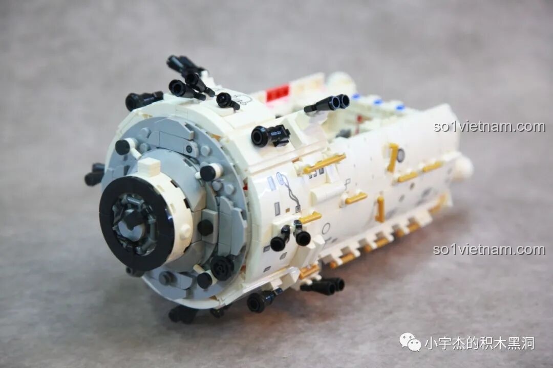 Khoang lớn của Trạm Vũ trụ Thiên Cung đã hoàn thiện, nhìn từ góc nghiêng, hiển thị các chi tiết bên ngoài của bộ SEMBO 203337.