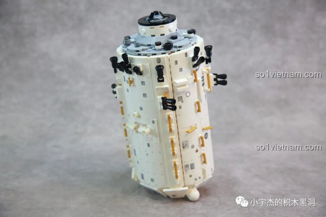 Khoang lớn của Trạm Vũ trụ Thiên Cung đã hoàn thiện, nhìn từ phía trước, hiển thị các chi tiết kết nối của bộ SEMBO 203337.