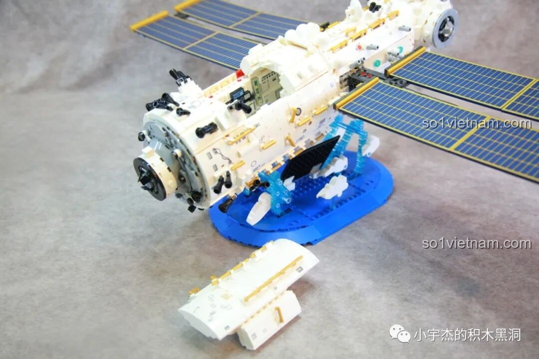 Khoang lớn của Trạm Vũ trụ Thiên Cung với một phần vỏ được tháo rời, hiển thị nội thất bên trong và đèn LED của bộ SEMBO 203337.