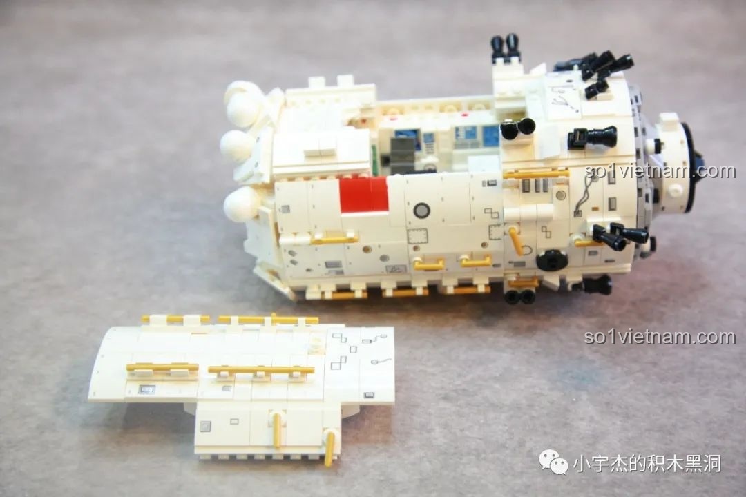 Khoang lớn của Trạm Vũ trụ Thiên Cung với một phần vỏ được tháo rời, hiển thị nội thất bên trong của bộ SEMBO 203337.