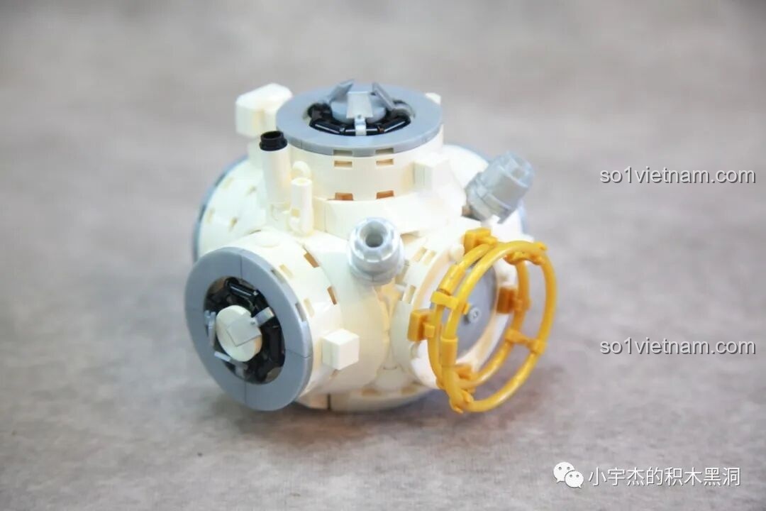 Khoang nút của Trạm Vũ trụ Thiên Cung đã hoàn thiện, nhìn từ góc nghiêng, hiển thị các chi tiết cửa xuất nhập khoang của bộ SEMBO 203337.