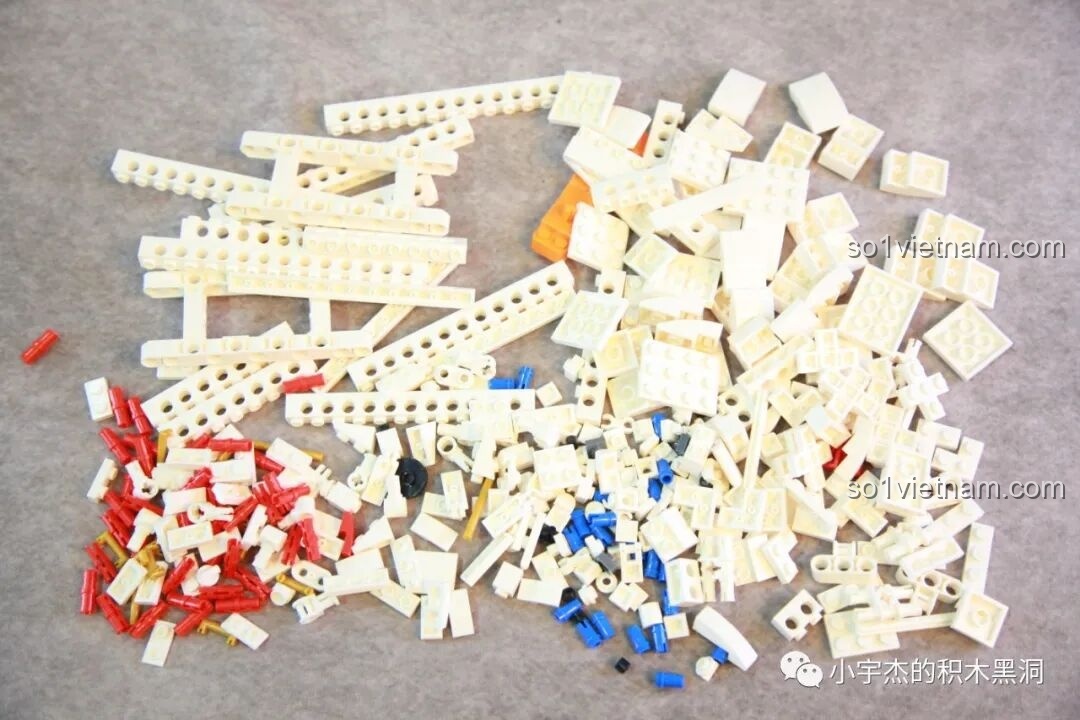 Các mảnh ghép từ túi số 1 của bộ lắp ráp SEMBO 203337 Mô hình Trạm Vũ trụ Thiên Cung được đổ ra, sẵn sàng để bắt đầu lắp ráp.