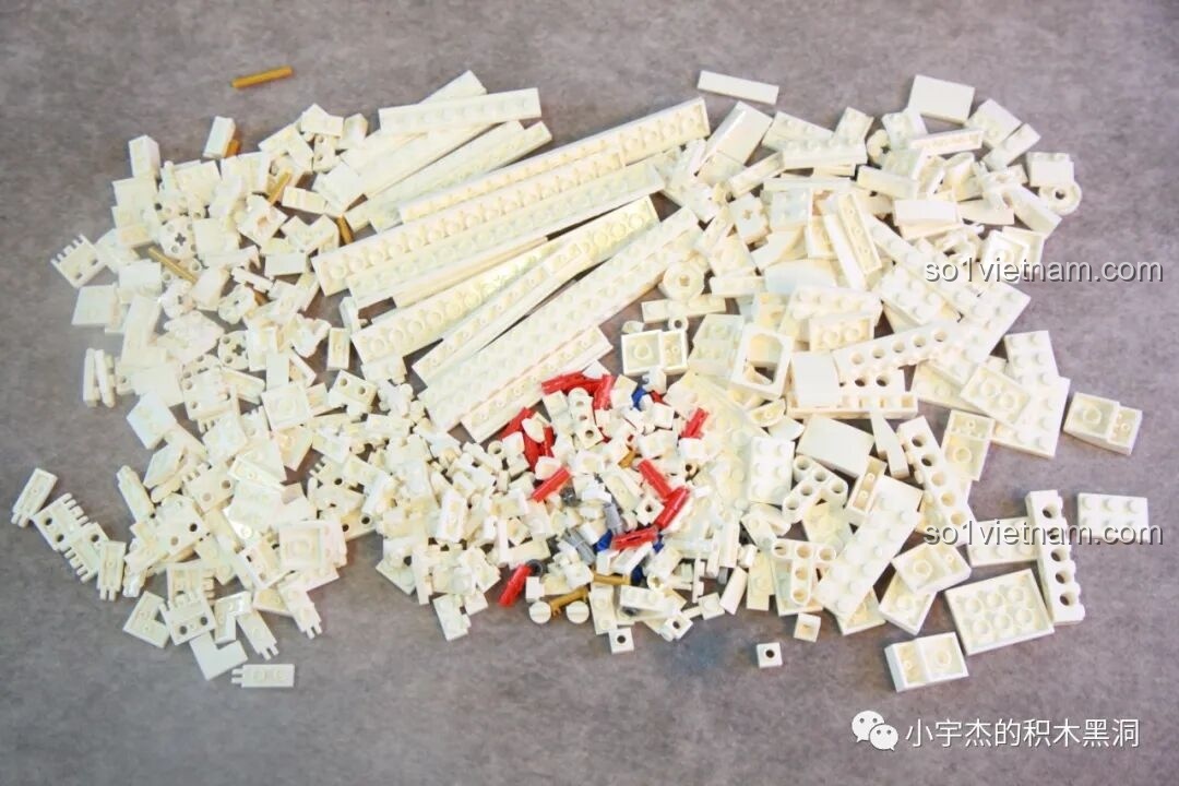 Các mảnh ghép từ túi số 2 của bộ lắp ráp SEMBO 203337 Mô hình Trạm Vũ trụ Thiên Cung được đổ ra, bao gồm nhiều mảnh nhỏ và thanh dài.