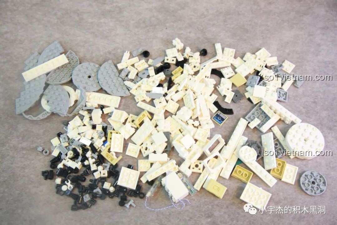 Các mảnh ghép từ túi số 3 của bộ lắp ráp SEMBO 203337 Mô hình Trạm Vũ trụ Thiên Cung được đổ ra, bao gồm nhiều màu sắc và hình dạng khác nhau.