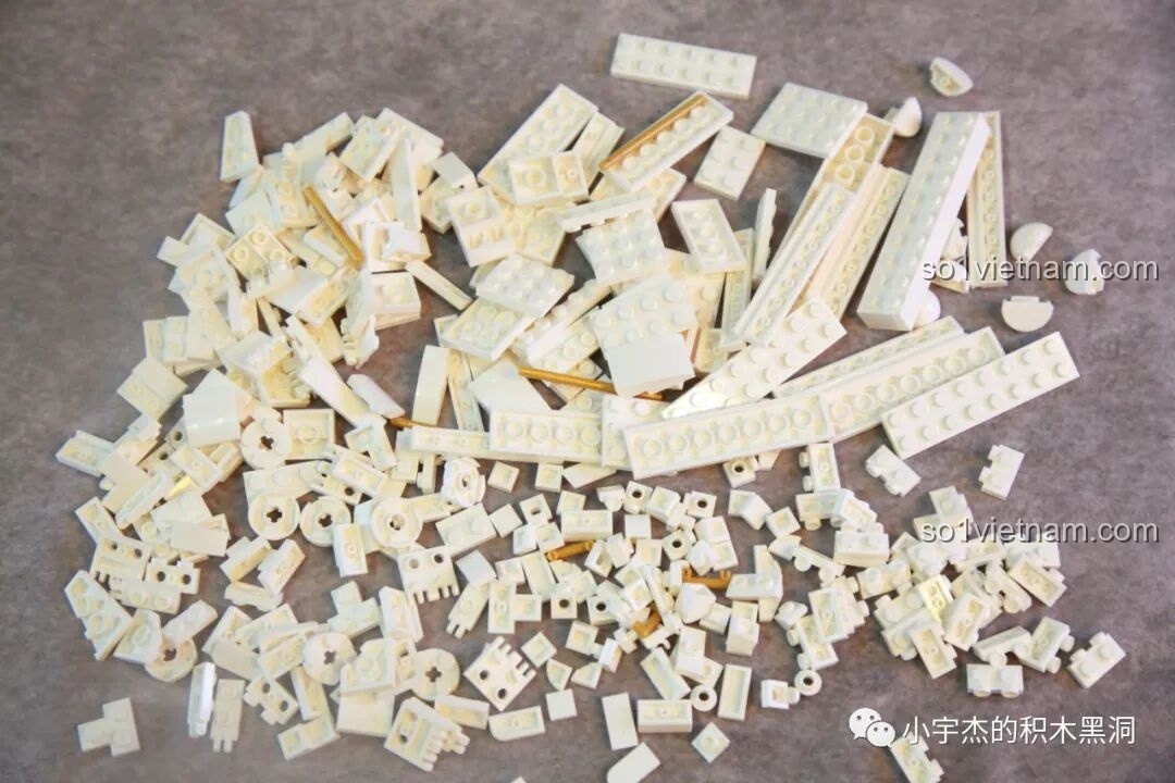 Các mảnh ghép từ túi số 4 của bộ lắp ráp SEMBO 203337 Mô hình Trạm Vũ trụ Thiên Cung được đổ ra, chủ yếu là màu trắng ngà.