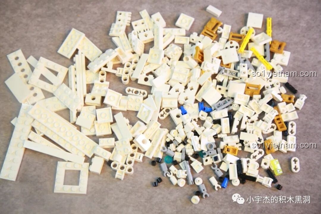 Các mảnh ghép từ túi số 5 của bộ lắp ráp SEMBO 203337 Mô hình Trạm Vũ trụ Thiên Cung được đổ ra, chủ yếu là màu trắng ngà và một số chi tiết nhỏ.