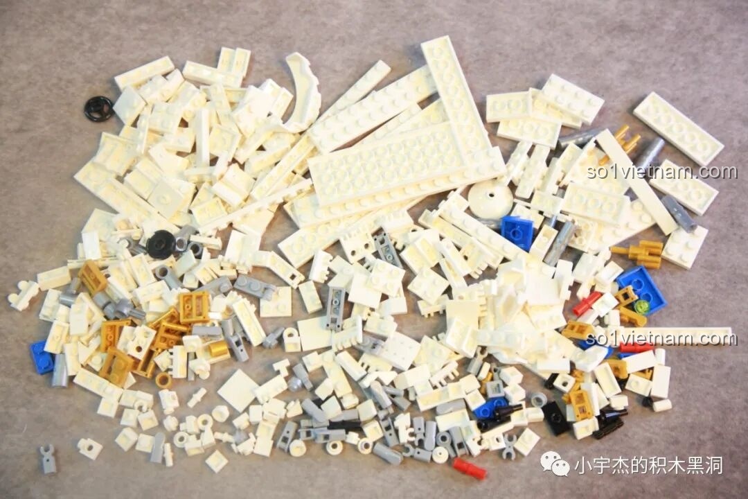 Các mảnh ghép từ túi số 6 của bộ lắp ráp SEMBO 203337 Mô hình Trạm Vũ trụ Thiên Cung được đổ ra, bao gồm nhiều mảnh nhỏ và thanh dài.